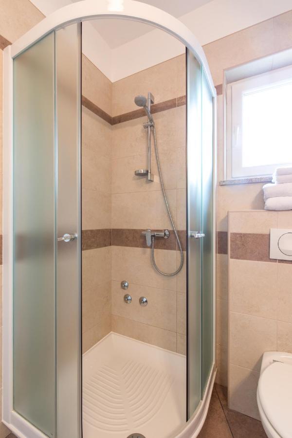Apartmani Laura Krk Krk Town Exterior photo