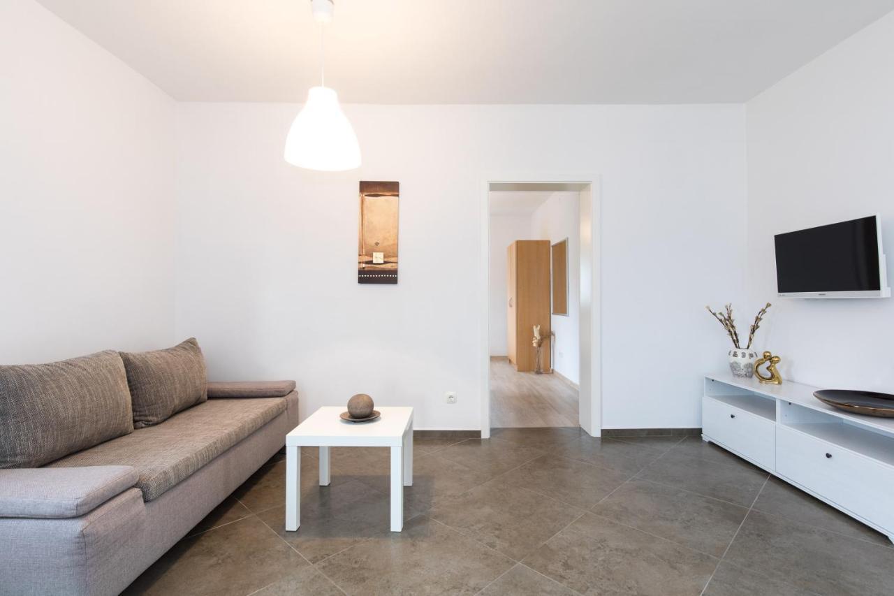 Apartmani Laura Krk Krk Town Exterior photo