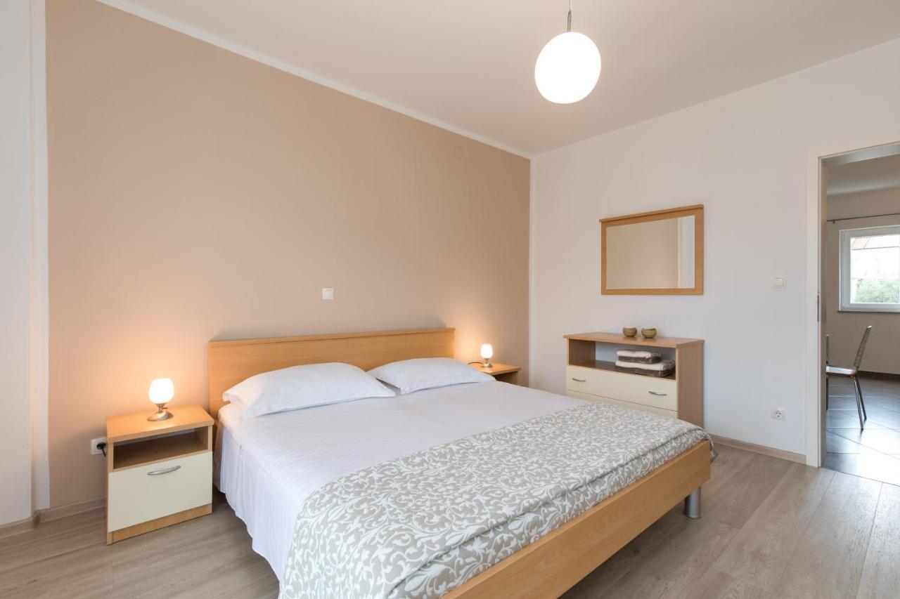 Apartmani Laura Krk Krk Town Exterior photo